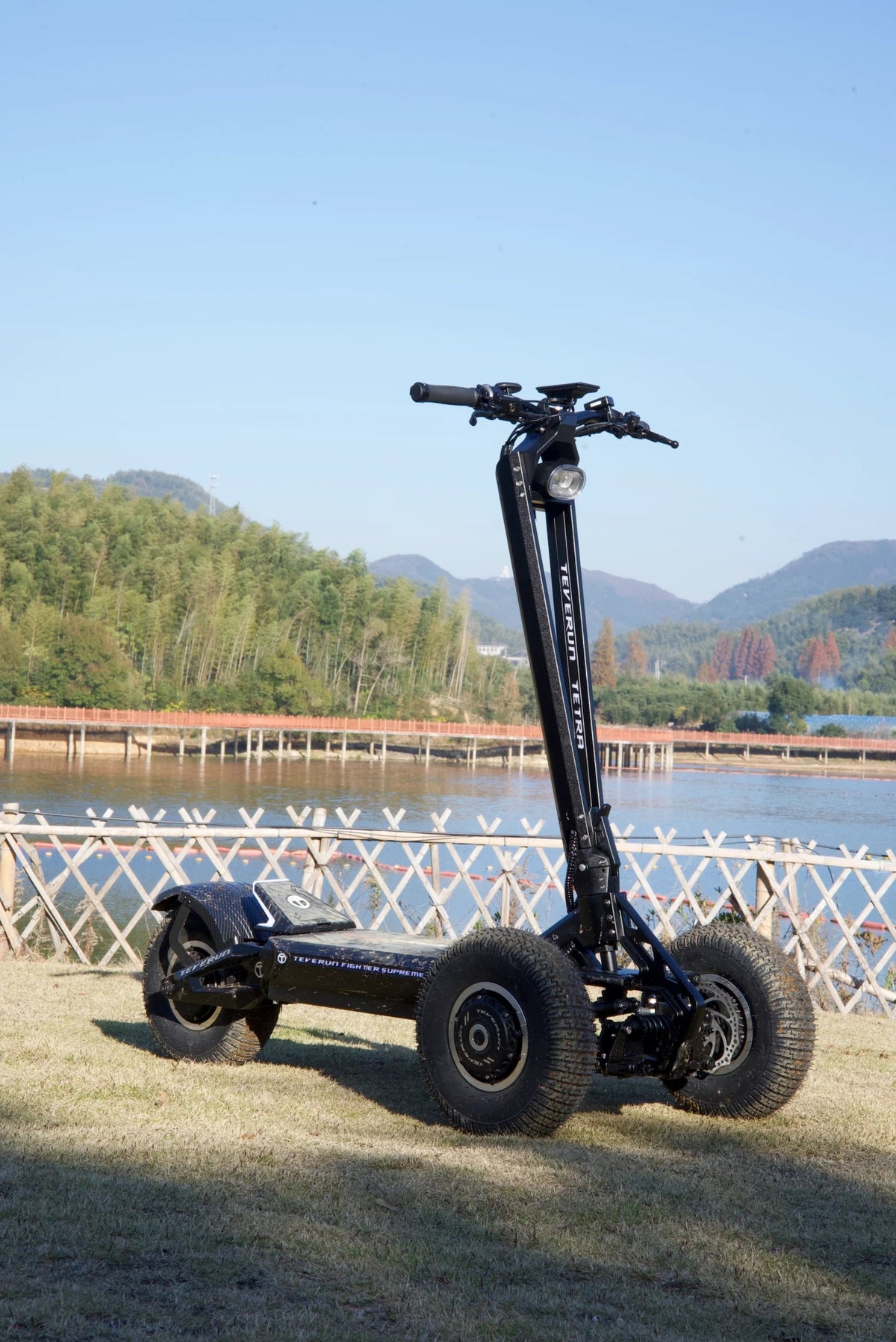 Patinete eléctrico TEVERUN TETRA en vista frontal en ángulo