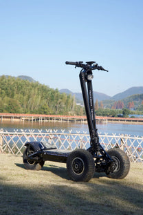 Patinete eléctrico TEVERUN TETRA en vista frontal en ángulo