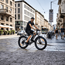 Hombre montando la bicicleta eléctrica fat bike VARUN M26-2 Plus en color negro por la ciudad
