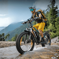 Piloto con la bicicleta eléctrica fat bike VARUN M26-2 Plus fuera de pista con casco en la montaña