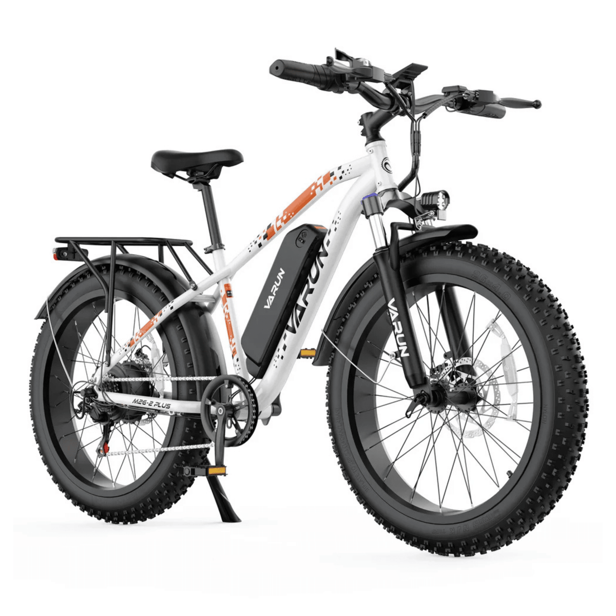 Bicicleta eléctrica fat bike VARUN M26-2 Plus en vista frontal en ángulo desde el lado opuesto en color blanco