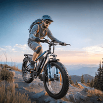 Piloto saltando con la bicicleta eléctrica fat bike VARUN M26-2 Plus con casco en la montaña