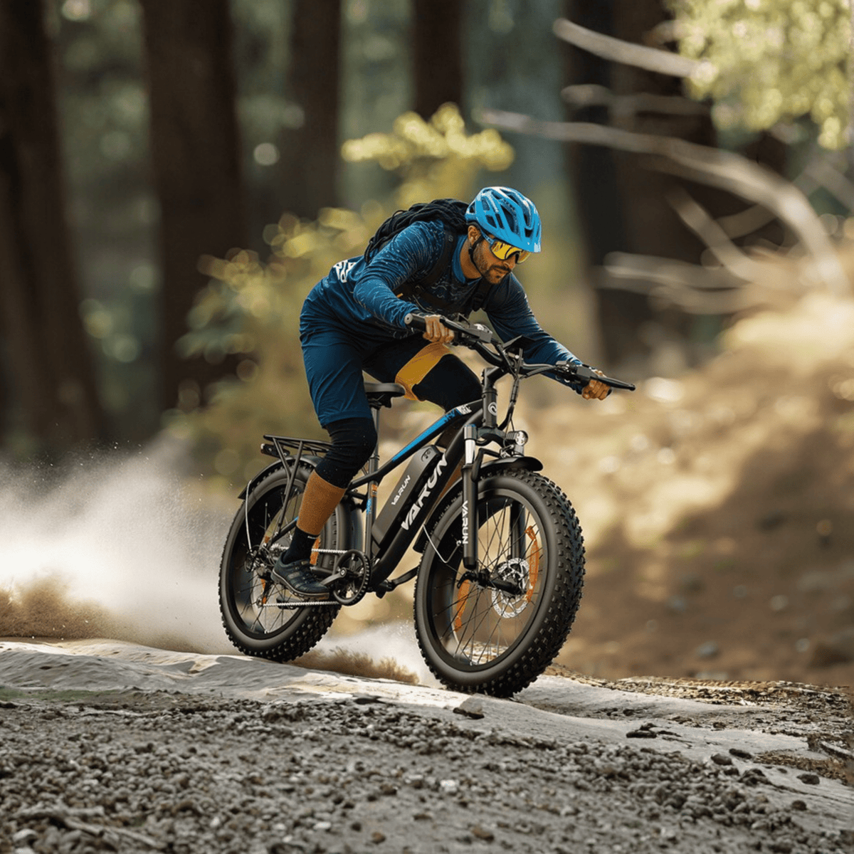 Piloto con la bicicleta eléctrica fat bike VARUN M26-2 Plus fuera de pista con casco en el bosque