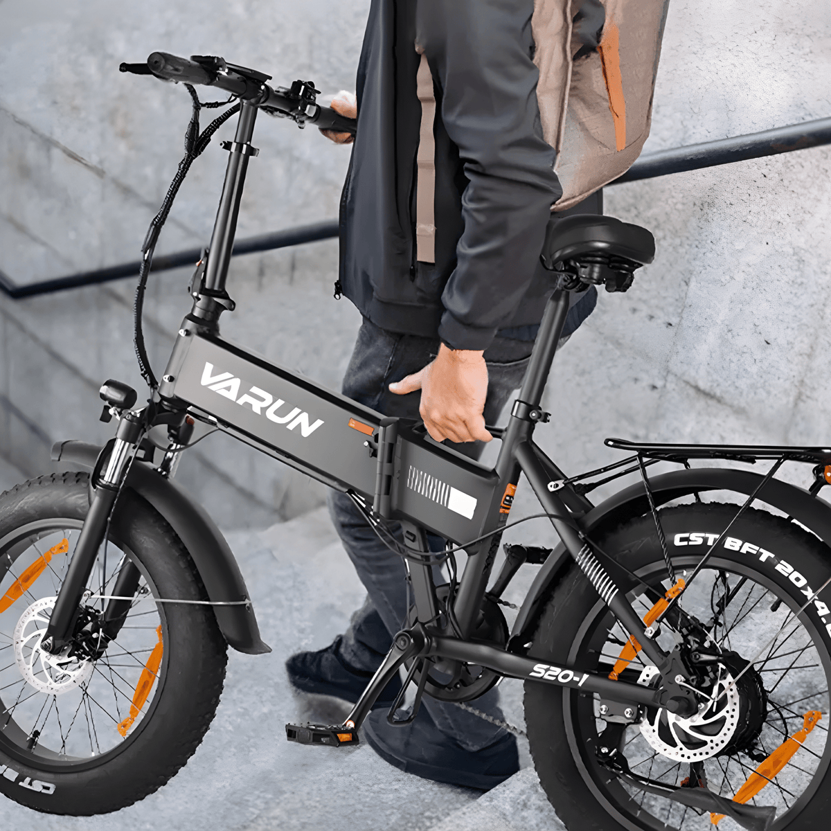 Persona de pie junto a la bicicleta eléctrica plegable fat bike VARUN S20-1 en color negro