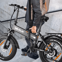 Persona de pie junto a la bicicleta eléctrica plegable fat bike VARUN S20-1 en color negro
