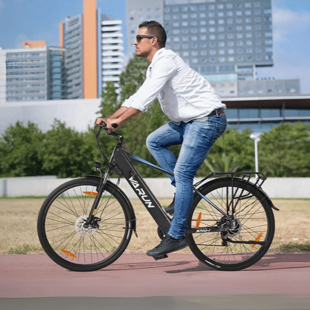 Hombre montando la bicicleta eléctrica VARUN S700-1 en color blanco por la ciudad