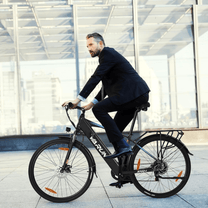 Hombre montando la bicicleta eléctrica VARUN S700-1 en color negro por la ciudad