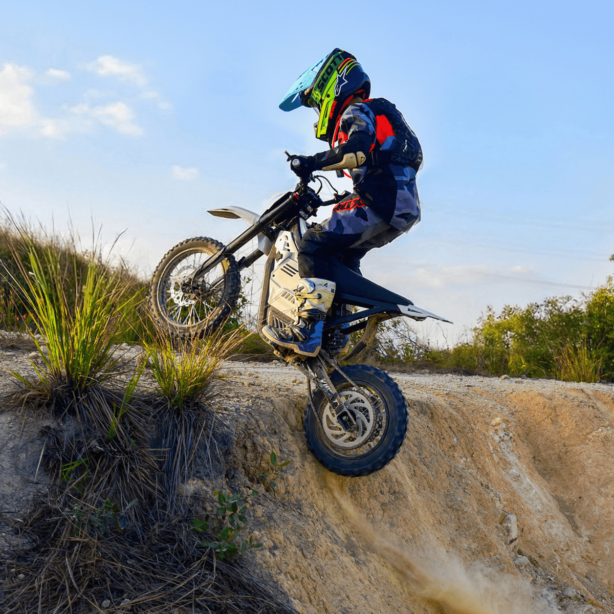 Piloto saltando con la moto cross eléctrica Vipcoo H2