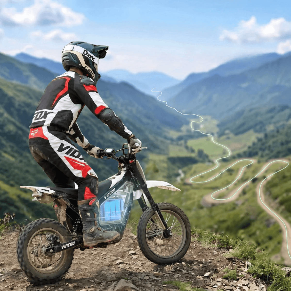 Piloto con la moto cross eléctrica Vipcoo H2 fuera de pista en la montaña