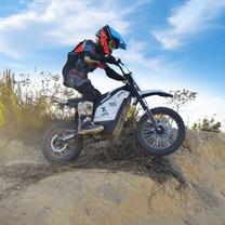 Piloto con la moto cross eléctrica Vipcoo H2 fuera de pista