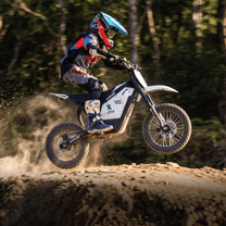 Piloto saltando con la moto cross eléctrica Vipcoo H2