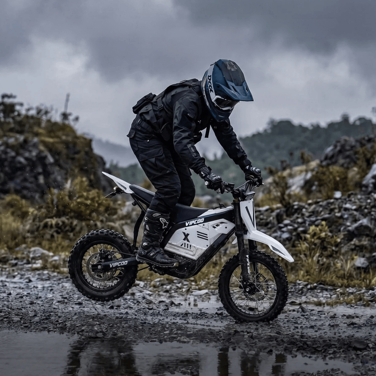 Piloto con la moto cross eléctrica Vipcoo H2 fuera de pista por la carretera