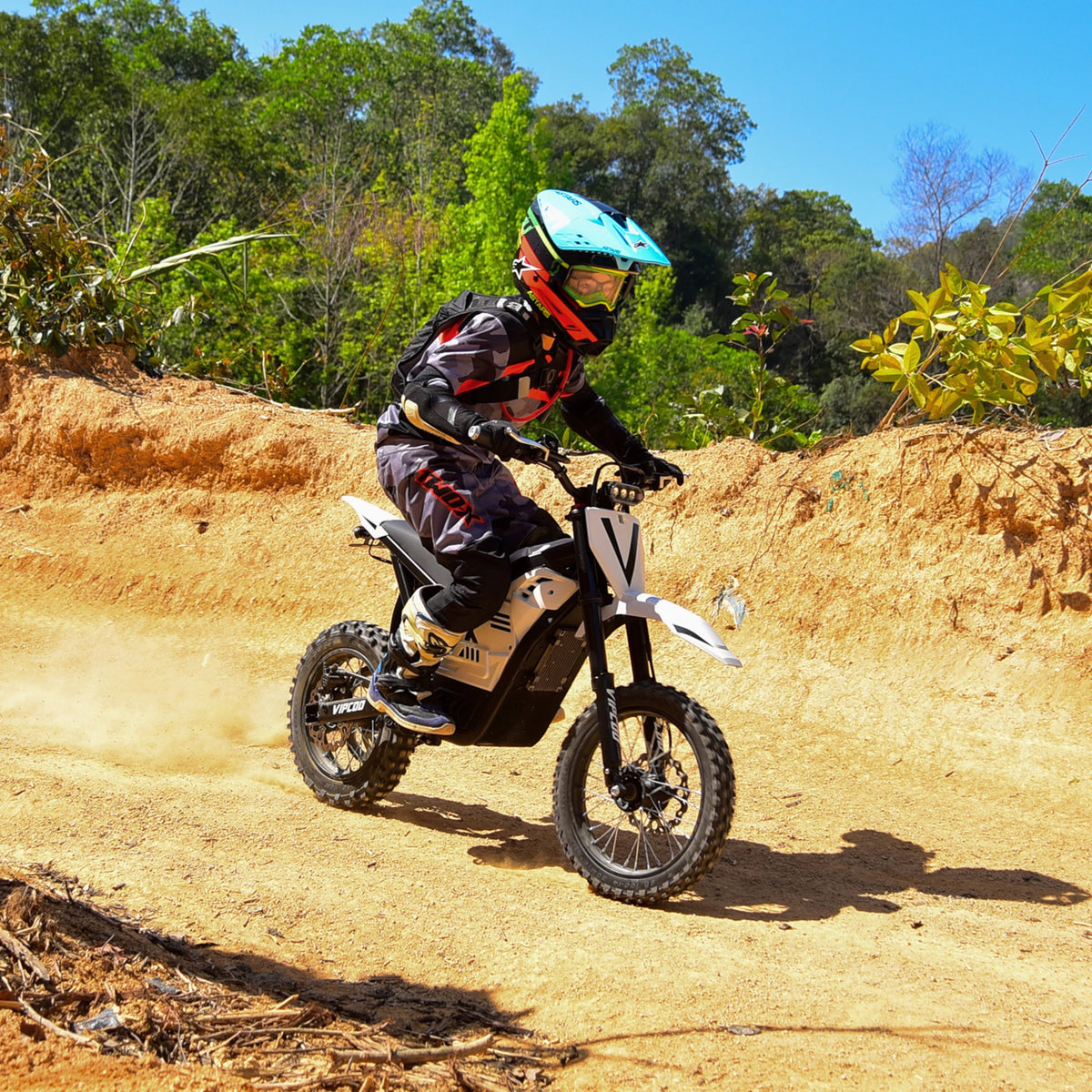 Piloto con la moto cross eléctrica Vipcoo H2 fuera de pista sobre terreno arenoso