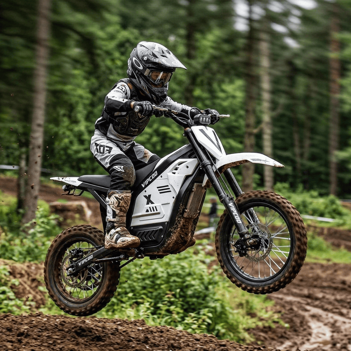 Piloto con la moto cross eléctrica Vipcoo H2 fuera de pista en el bosque