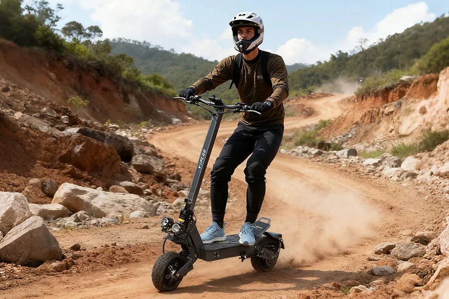 Hombre montando el patinete eléctrico VIPCOO VS9 por un sendero