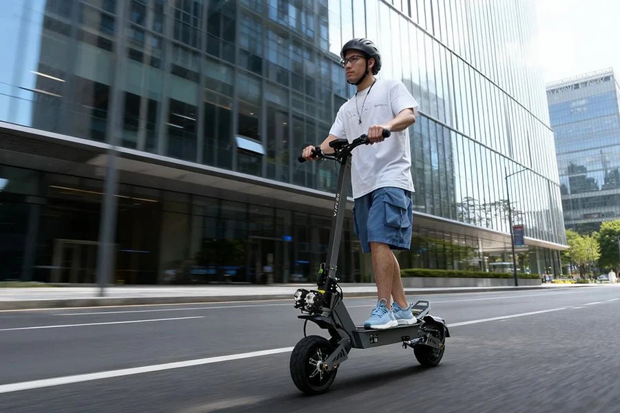 Hombre montando el patinete eléctrico VIPCOO VS9 por la ciudad