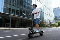 Hombre montando el patinete eléctrico VIPCOO VS9 por la ciudad