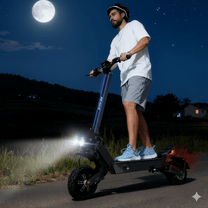 Hombre montando el patinete eléctrico VIPCOO VS9 en un ambiente nocturno