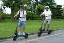 Persona de pie junto al patinete eléctrico VIPCOO VS9