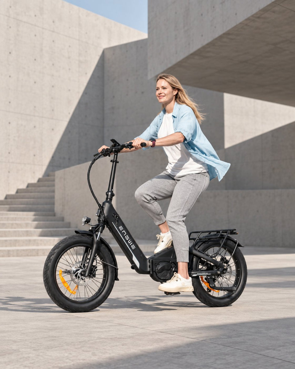 Bicicleta eléctrica de Wheelyshop – ciclista en una ENGWE plegable frente a arquitectura moderna de hormigón