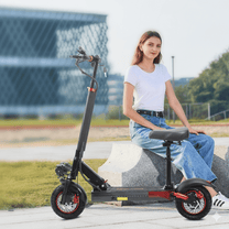 Mujer sentada en el patinete eléctrico Wheely J01