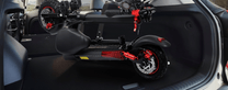 Patinete eléctrico Wheely J01 plegado en el maletero