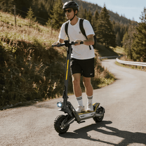 Hombre montando el patinete eléctrico Wheely J2 Max por la carretera