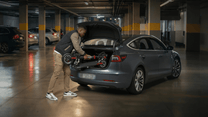 Persona de pie junto al patinete eléctrico Wheely N3L Max en interior