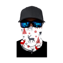Braga facial WindGuard Christmas Edition con estampado blanco con renos, en una persona con gorra y gafas de sol