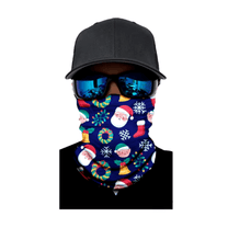 Braga facial WindGuard Christmas Edition con estampado navideño azul, en una persona con gorra y gafas de sol