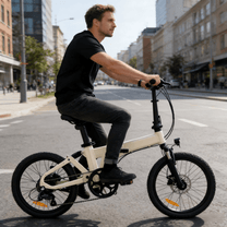 Hombre montando la bicicleta eléctrica plegable YANGOR H19 vista de lado en color beige por la ciudad
