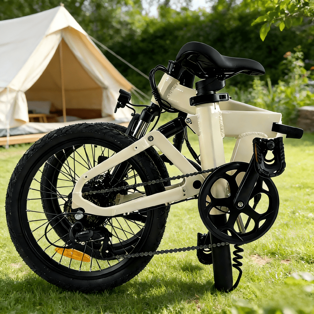 Bicicleta eléctrica plegable YANGOR H19 plegada en color beige sobre el césped