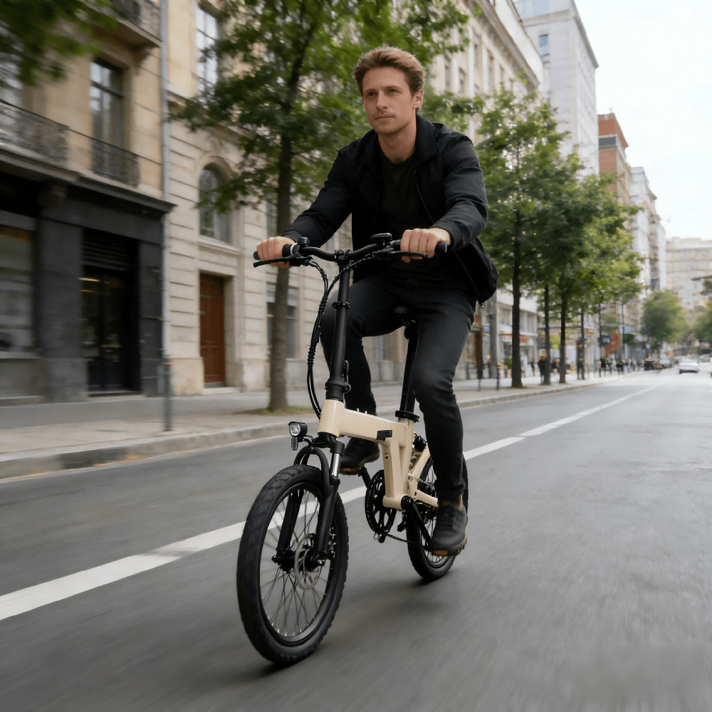 Hombre montando la bicicleta eléctrica plegable YANGOR H19 en color beige por una calle