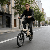 Hombre montando la bicicleta eléctrica plegable YANGOR H19 en color beige por una calle