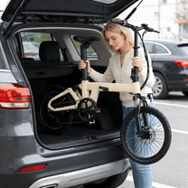 Mujer de pie junto a la bicicleta eléctrica plegable YANGOR H19 en color beige