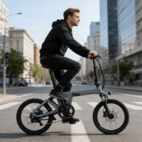 Hombre montando la bicicleta eléctrica plegable YANGOR H19 desde delante en color gris por la ciudad