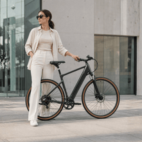Mujer de pie junto a la bicicleta eléctrica YANGOR H700 en color negro en la ciudad