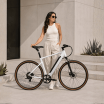 Mujer de pie junto a la bicicleta eléctrica YANGOR H700 en color blanco