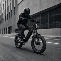 Hombre montando la bicicleta eléctrica fat bike YANGOR Y20 Pro Max en color negro por la ciudad