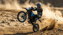 Piloto saltando con la moto cross eléctrica ZAWES S3