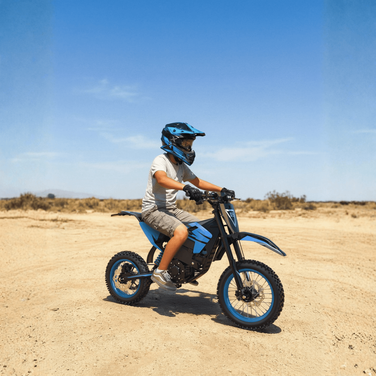 Piloto con la moto cross eléctrica ZAWES S3 fuera de pista sobre terreno arenoso