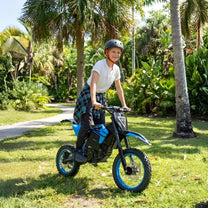 Persona de pie junto a la moto cross eléctrica ZAWES S3 sobre el césped