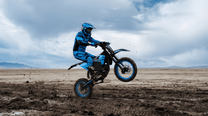 Piloto con la moto cross eléctrica ZAWES S3 fuera de pista