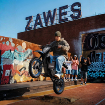Persona de pie junto a la moto cross eléctrica ZAWES S3 por una calle