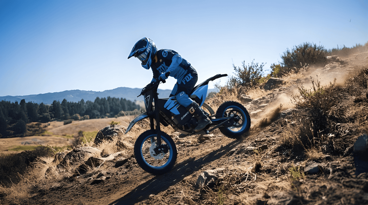 Piloto con la moto cross eléctrica ZAWES S3 fuera de pista en la montaña
