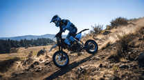 Piloto con la moto cross eléctrica ZAWES S3 fuera de pista en la montaña