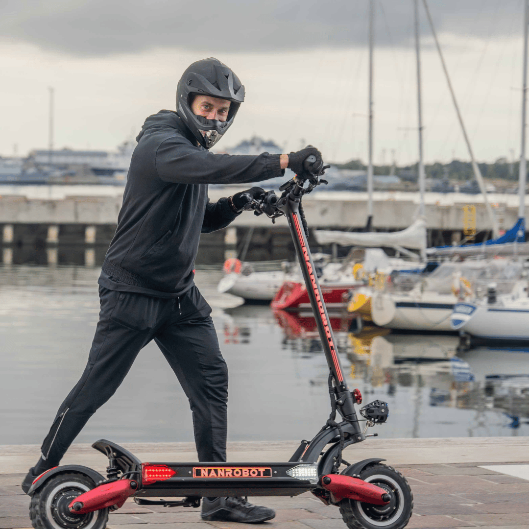 Hombre paseando con el patinete eléctrico Nanrobot LS7+