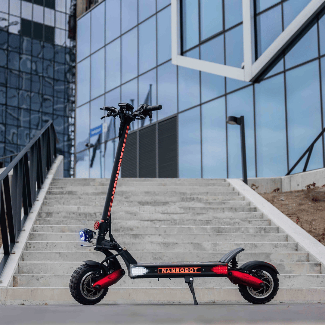 Patinete eléctrico Nanrobot LS7+ en vista frontal en ángulo en la ciudad