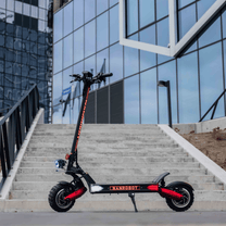 Patinete eléctrico Nanrobot LS7+ en vista frontal en ángulo en la ciudad