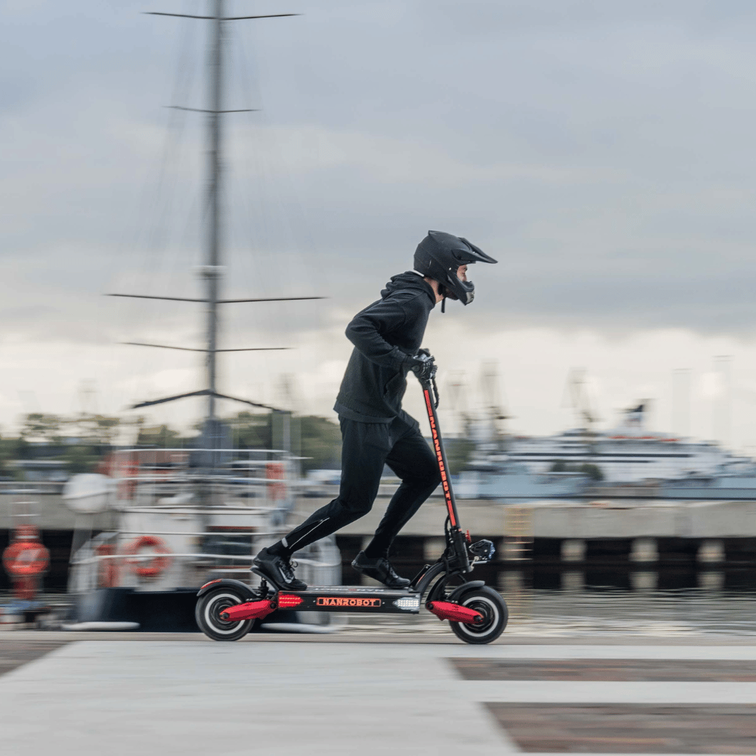Persona montando el patinete eléctrico Nanrobot LS7+